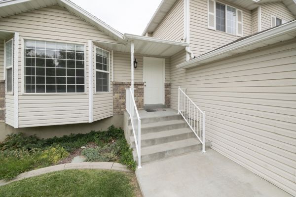 Cost of White Vinyl Siding Replacement in Saint Joseph